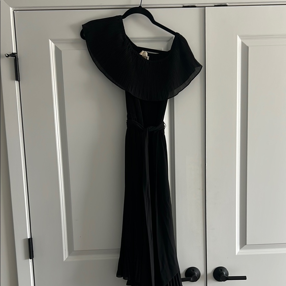 One-Shoulder Black Pleated Ruffle Evening Dress